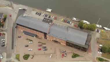 Liepaja, Letonya - Temmuz 2019: Liepaja 'daki nehir kanalı yakınlarındaki Promenad Otel binasının insansız hava aracı görüntüsü.
