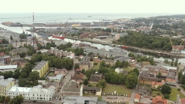 Liepaja, Letonya - Temmuz 2019: Liepaja 'nın Baltık denizi, limanı ve sanayi bölgesindeki nehir kanalının insansız hava aracı görüntüsü. — Stok video