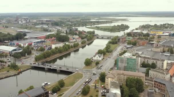 LIEPAJA, LETTONIA - LUGLIO 2019: Veduta aerea del canale fluviale dal Mar Baltico e paesaggi urbani di Liepaja . — Video Stock