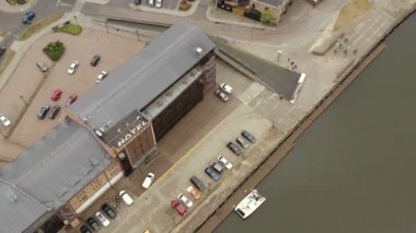 Liepaja, Letonya - Temmuz 2019: Liepaja 'daki nehir kanalı yakınlarındaki Promenad Otel binasının insansız hava aracı görüntüsü.