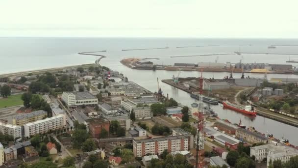 Лієпая, Латвія - липень 2019: Повітряний безпілотний вид на річковий канал Балтійським морем, портом і промисловою зоною Лієпаї.. — стокове відео