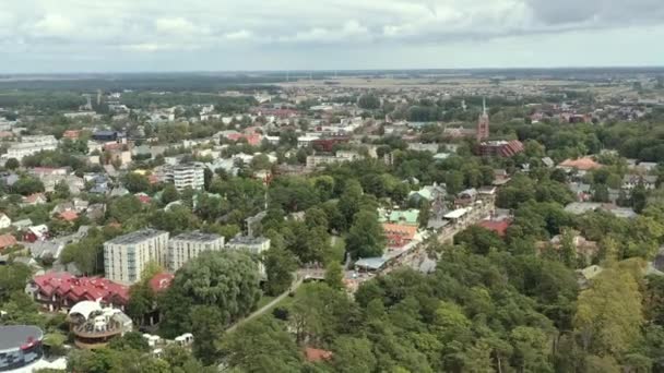 Palanga, Litauen - Juli 2019: Luftaufnahme der Fußgängerzone und des Ferienortes Palanga. — Stockvideo