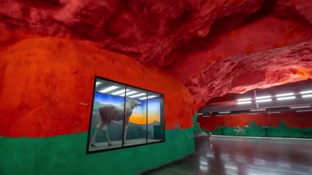 Stockholm, Schweden - Februar 2020: Zeitraffer des Innenraums der U-Bahn-Station. Transport und Touristenattraktion. — Stockvideo