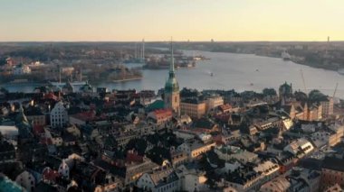 Stockholm, İsveç - Şubat 2020 Stockholm şehir merkezi Gamla Stan 'in hava manzarası. Eski kasabadaki binaların üzerinde uçmak.
