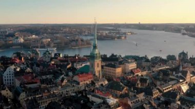 Stockholm, İsveç - Şubat 2020 Stockholm şehir merkezi Gamla Stan 'in hava manzarası. Eski kasabadaki binaların üzerinde uçmak.