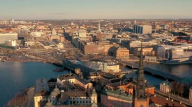 Stockholm, İsveç - Şubat 2020 Stockholm 'deki eski şehir merkezi Gamla Stan' deki katedralin havadan görünüşü.