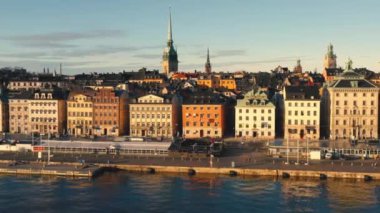 Stockholm, İsveç - Şubat 2020 Stockholm şehir merkezi Gamla Stan 'in hava manzarası. Eski kasabadaki binaların üzerinde uçmak.