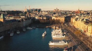 Stockholm, İsveç - Şubat 2020: Stockholm 'ün eski kasabasının hava manzarası. Körfezin üzerinde uçarken.