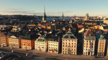 Stockholm, İsveç - Şubat 2020 Stockholm şehir merkezi Gamla Stan 'in hava manzarası. Eski kasabadaki binaların üzerinde uçmak.