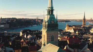 Stockholm, İsveç - Şubat 2020 Stockholm 'deki eski şehir merkezi Gamla Stan' deki katedralin havadan görünüşü.