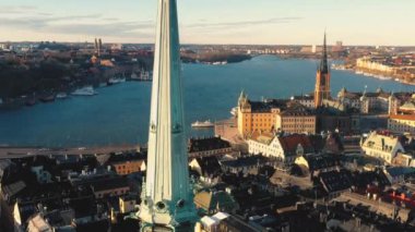 Stockholm, İsveç - Şubat 2020 Stockholm 'deki eski şehir merkezi Gamla Stan' deki katedralin havadan görünüşü.