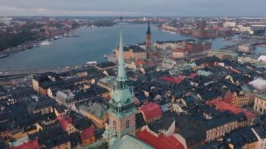 Stockholm, İsveç - Şubat 2020 Stockholm şehir merkezi Gamla Stan 'in hava manzarası. Eski kasabadaki binaların üzerinde uçmak.