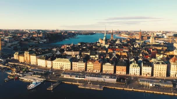 Stockholm, İsveç - Şubat 2020 Stockholm şehir merkezi Gamla Stan 'in hava manzarası. Eski kasabadaki binaların üzerinde uçmak. — Stok video