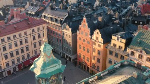 СТОКГОЛЬМ, ШВЕДЕН - ФЕВРАЛЬ, 2020: Вид с воздуха на площадь Сторторторгет в старом центре Стокгольма Гамла стан . — стоковое видео