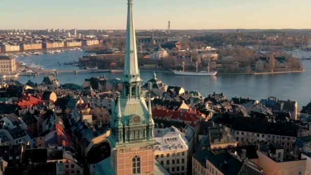 Sztokholm, Szwecja - luty 2020: Widok z lotu ptaka na katedrę w centrum Sztokholmu Gamla stan. — Wideo stockowe