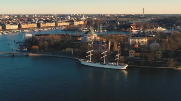 Stockholm, Schweden - Februar 2020: Luftaufnahme der Stockholmer Altstadt. Überfliegen der Bucht und Segelschiff. — Stockvideo