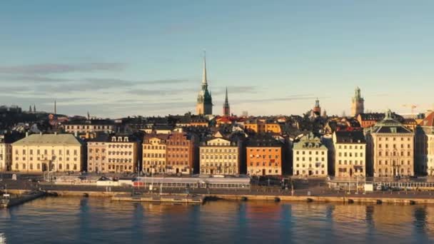 STOCKHOLM, SUÉCIA - FEVEREIRO, 2020: Vista aérea do centro da cidade de Estocolmo Gamla stan. Voando sobre edifícios na cidade velha . — Vídeo de Stock