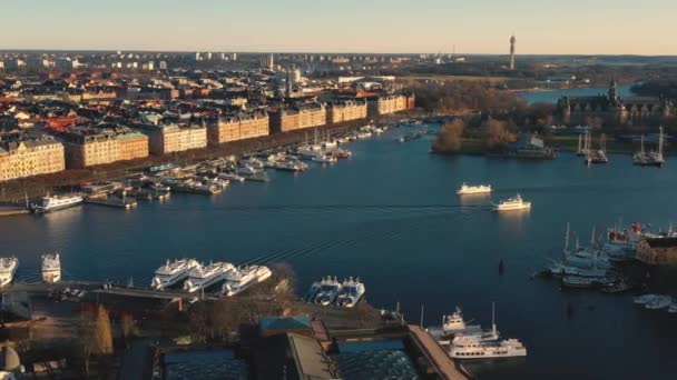 Sztokholm, Szwecja - luty 2020: Widok z lotu ptaka na Stare Miasto w Sztokholmie. Latanie nad zatoką. — Wideo stockowe