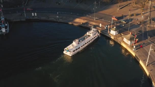 Stockholm, Zweden - februari 2020: Luchtfoto van de oude binnenstad van Stockholm. Vliegen over de baai. — Stockvideo