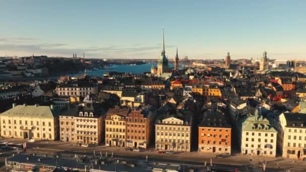 STOCKHOLM, SWEDEN - FEBRUARY, 2020: Pemandangan udara dari pusat kota Stockholm Gamla stan. Terbang di atas bangunan di kota tua . — Stok Video