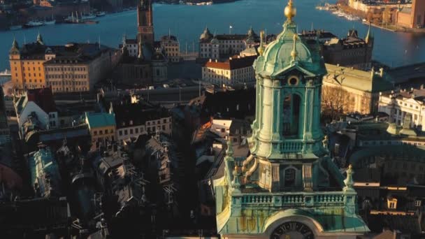 СТОКГОЛЬМ, ШВЕДЕН - ФЕВРАЛЬ, 2020: Вид с воздуха на собор в старом центре Стокгольма Гамла стан . — стоковое видео