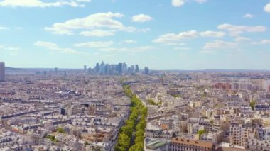 Paris, Fransa - Mayıs 2019: Hava aracı tarihi şehir merkezine Savunma Bölgesi ile birlikte ufuk çizgisi görüntüsü.