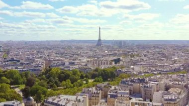 Paris, Fransa - Mayıs 2019: Tarihi şehir merkezi ve Eyfel kulesinin insansız hava aracı görüntüsü