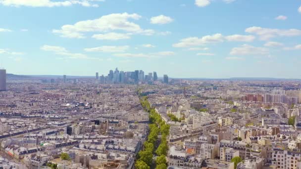 Parijs, Frankrijk - mei 2019: Luchtvaart drone skyline zicht op historisch stadscentrum met Defensie zakendistrict. — Stockvideo