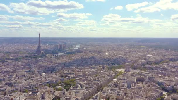 Paryż, Francja - maj, 2019: Widok z lotu ptaka na zabytkowe centrum miasta i wieżę Eiffla — Wideo stockowe