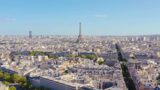 PARÍS, FRANCIA - MAYO de 2019: Vista aérea del centro histórico de la ciudad y la torre Eiffel — Vídeos de Stock