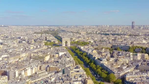 PARIS, FRANCE - MAY, 2019: Aerial drone skyline view of historical city centre with the Triumphal Arch. — Stock Video