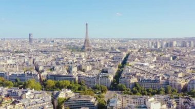 Paris, Fransa - Mayıs 2019: Tarihi şehir merkezi ve Eyfel kulesinin insansız hava aracı görüntüsü