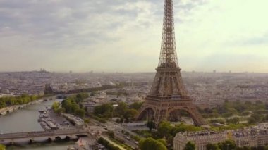 Paris, Fransa - Mayıs 2019: Tarihi şehir merkezi ve Eyfel kulesinin insansız hava aracı görüntüsü
