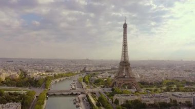 Paris, Fransa - Mayıs 2019: Tarihi şehir merkezi ve Eyfel kulesinin insansız hava aracı görüntüsü