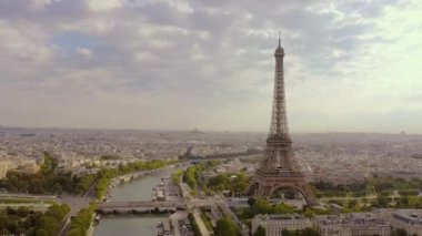 Paris, Fransa - Mayıs 2019: Tarihi şehir merkezi ve Eyfel kulesinin insansız hava aracı görüntüsü
