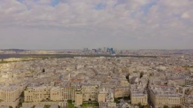 Paris, Fransa - Mayıs 2019: Hava aracı tarihi şehir merkezine Savunma Bölgesi ile birlikte ufuk çizgisi görüntüsü.