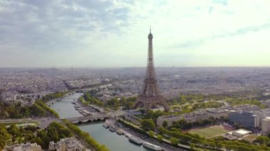 Paris, Fransa - Mayıs 2019: Tarihi şehir merkezi ve Eyfel kulesinin insansız hava aracı görüntüsü