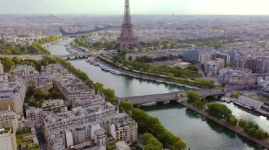 Paris, Fransa - Mayıs 2019: Tarihi şehir merkezi ve Eyfel kulesinin insansız hava aracı görüntüsü