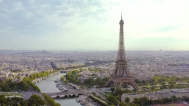 Paris, Fransa - Mayıs 2019: Tarihi şehir merkezi ve Eyfel kulesinin insansız hava aracı görüntüsü