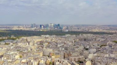 Paris, Fransa - Mayıs 2019: Hava aracı tarihi şehir merkezine Savunma Bölgesi ile birlikte ufuk çizgisi görüntüsü.