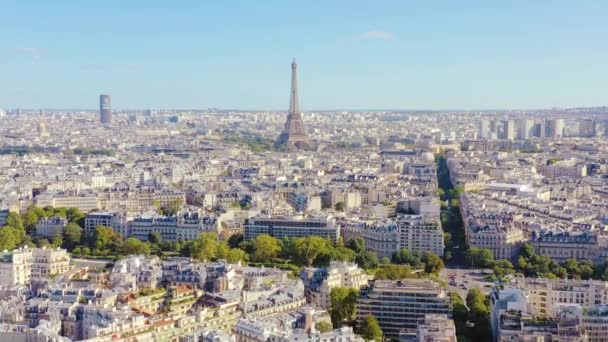 Paris, Frankrike - maj 2019: Flygdrönare utsikt över historiska stadskärnan och Eiffeltornet — Stockvideo