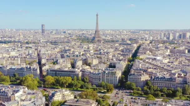 ПАРИЖ, ФРАНЦИЯ - МАЙ, 2019 г.: Воздушный беспилотник с видом на исторический центр города и Эйфелеву башню — стоковое видео