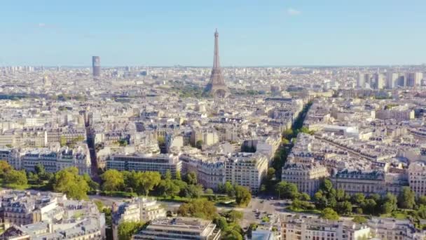 PARIS, FRANCE - MAY, 2019: Aerial drone view of historical city centre and Eiffel tower — Stock Video