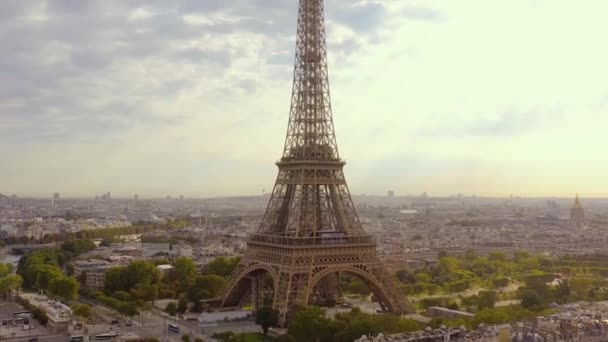 Parijs, Frankrijk - mei 2019: Uitzicht op het historische stadscentrum en de Eiffeltoren vanuit de lucht — Stockvideo