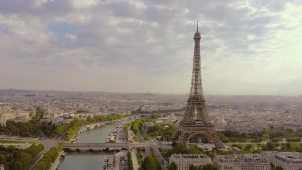 ПАРИЖ, ФРАНЦИЯ - МАЙ, 2019 г.: Воздушный беспилотник с видом на исторический центр города и Эйфелеву башню — стоковое видео