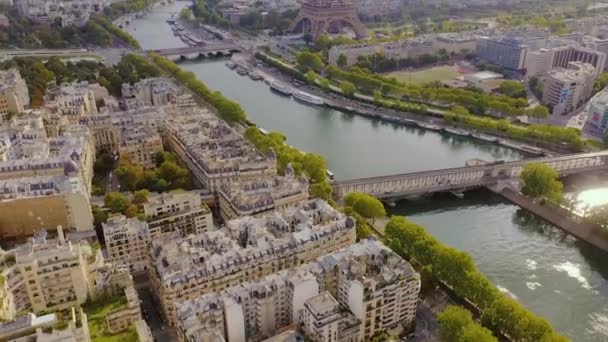 Paris, Fransa - Mayıs 2019: Seine nehrinin kıyısındaki tarihi şehir merkezinin insansız hava aracı görüntüsü. — Stok video