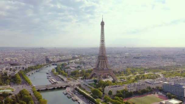 Paris, Fransa - Mayıs 2019: Tarihi şehir merkezi ve Eyfel kulesinin insansız hava aracı görüntüsü — Stok video