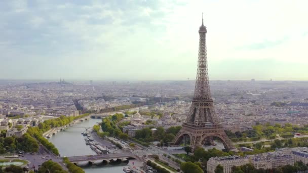 パリ、フランス- 5月、 2019:歴史的な都市中心部とエッフェル塔の空中ドローンビュー — ストック動画