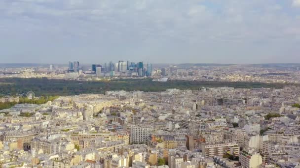 Paris, France - May, 2019: Αεροφωτογραφία του ιστορικού κέντρου της πόλης με επιχειρηματική περιοχή Άμυνας. — Αρχείο Βίντεο