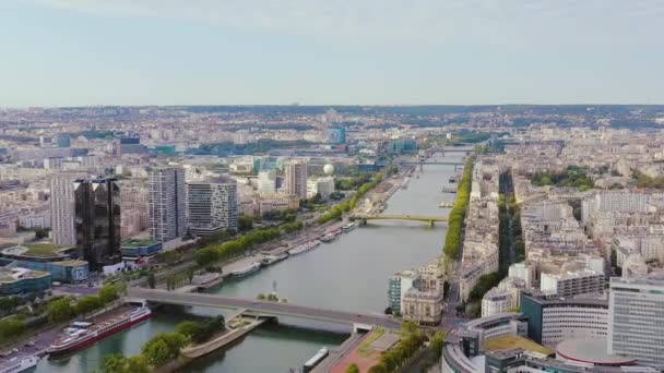 法国巴黎- 2019年5月：从空中俯瞰历史市中心。著名的地标 — 图库视频影像